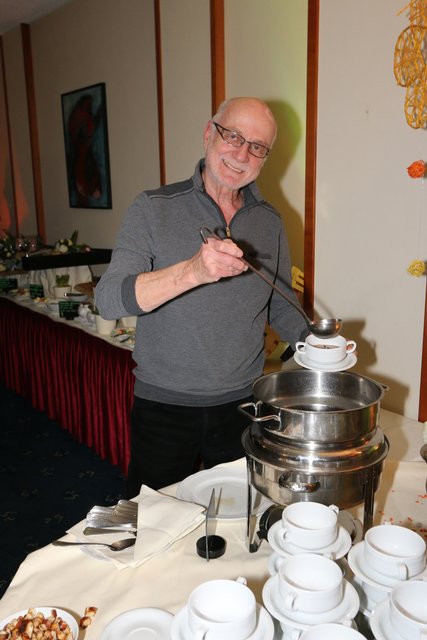 Club Aufsichtsrat Günther Koch beim Suppe fassen. | Foto: © John R. Braun