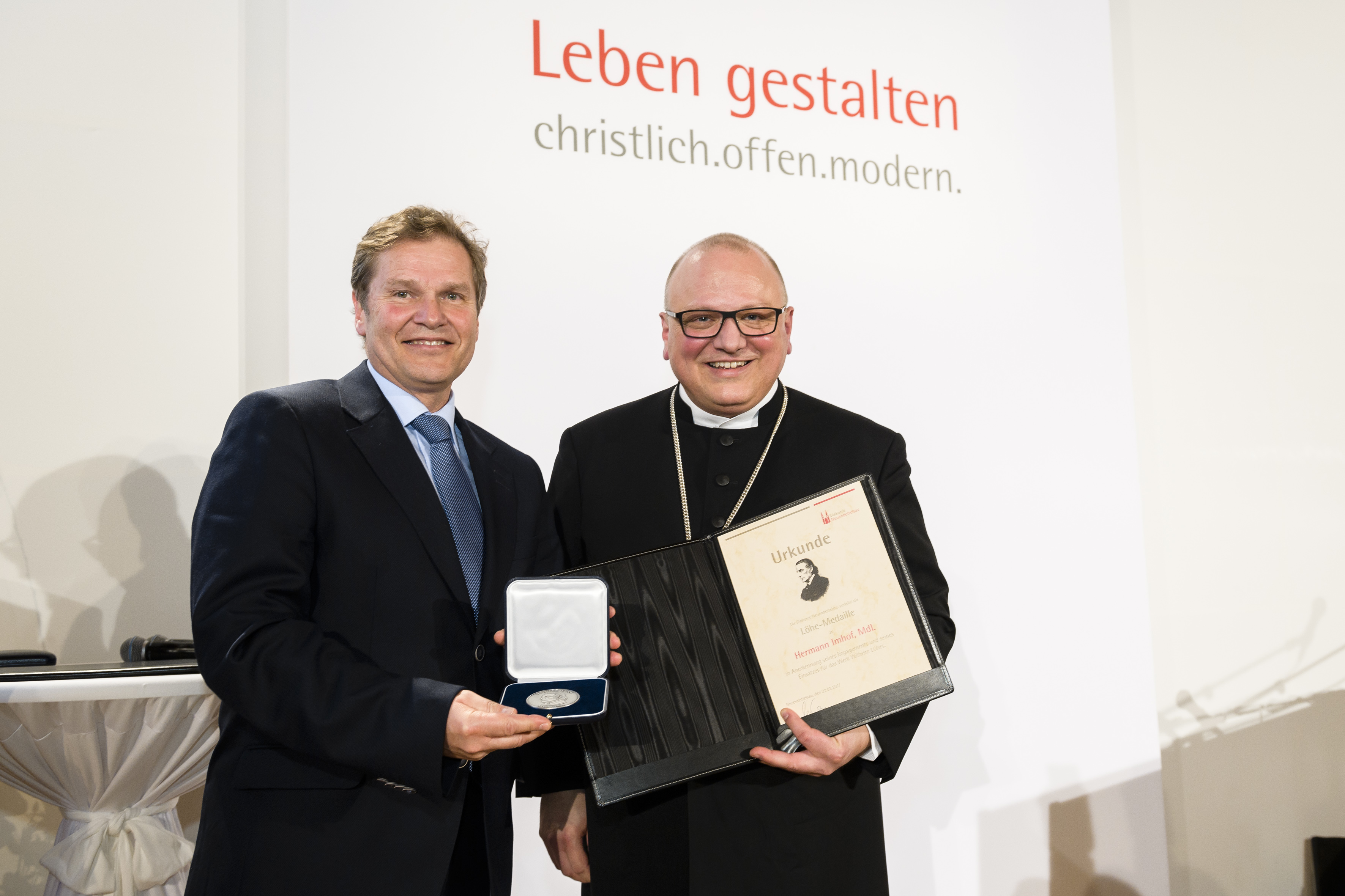 Hermann Imhof, MdL mit Rektor Dr. Mathias Hartmann.
Foto: Uwe Niklas für Diakonie Neuendettelsau.
