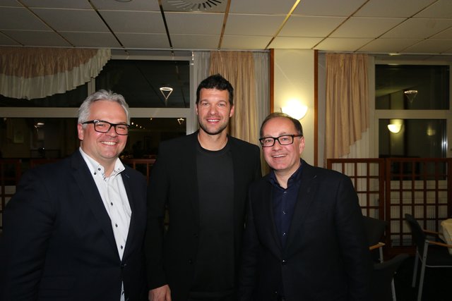 Tucher Marketing-Direktor Kai Eschenbacher (r.) mit Michael Ballack (M.) und Mercedes Niederlassungsleiter Andreas Rabitz. | Foto: © John R. Braun