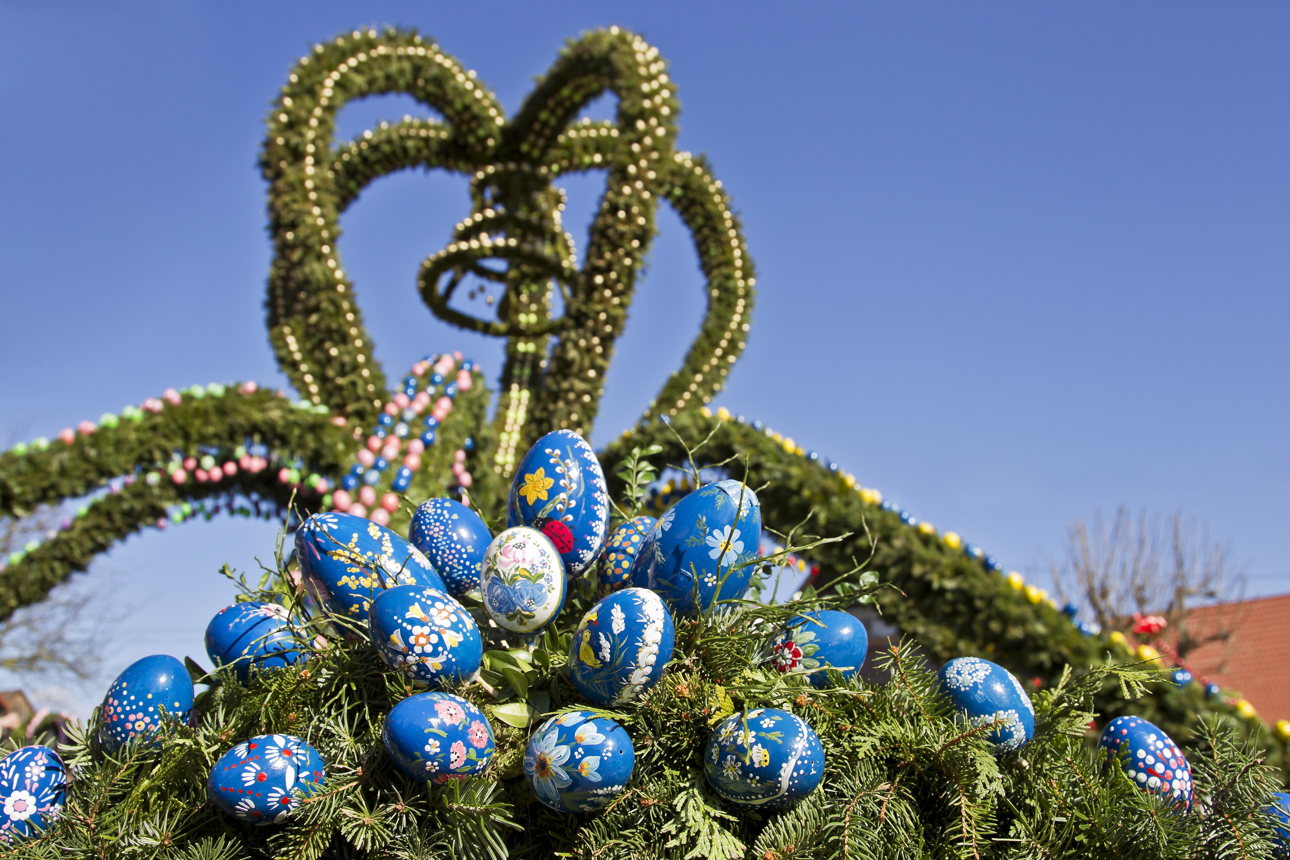 In der Osterzeit werden aus vielen Brunnen wahre Kunstwerke.