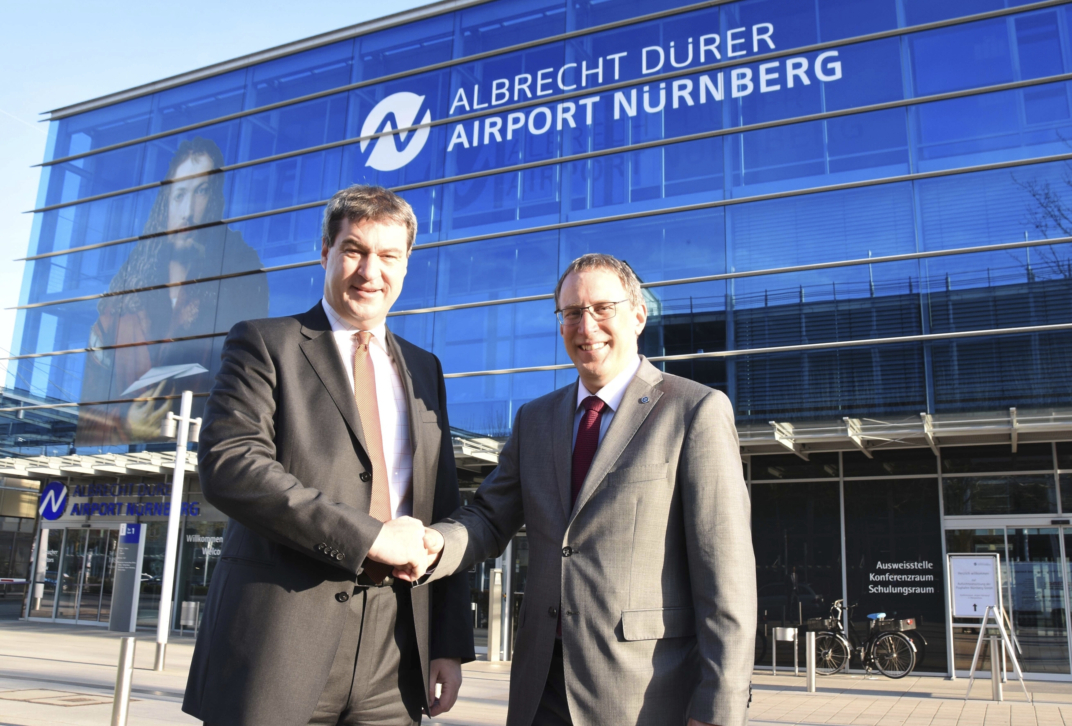 Flughafengeschäftsführer Dr. Michael Hupe (r.) freut sich auf eine weiterhin vertrauensvolle Zusammenarbeit mit dem neuen Aufsichtsratsvorsitzenden Dr. Markus Söder.