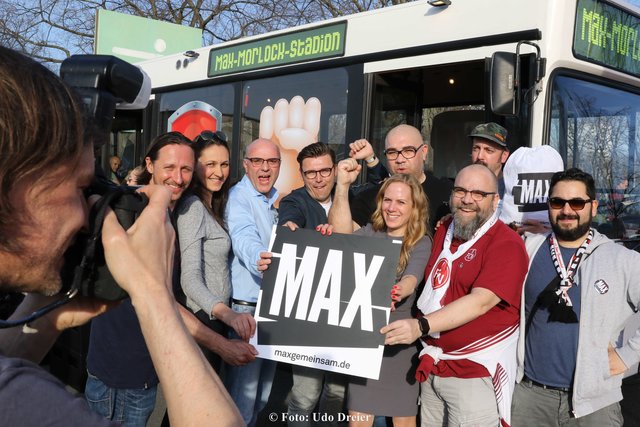 Consorsbank Chief Sales Manager Stefan Gröning (CSO) mit Vertretern der Initiative ,,Max gemeinsam". | Foto: Udo Dreier