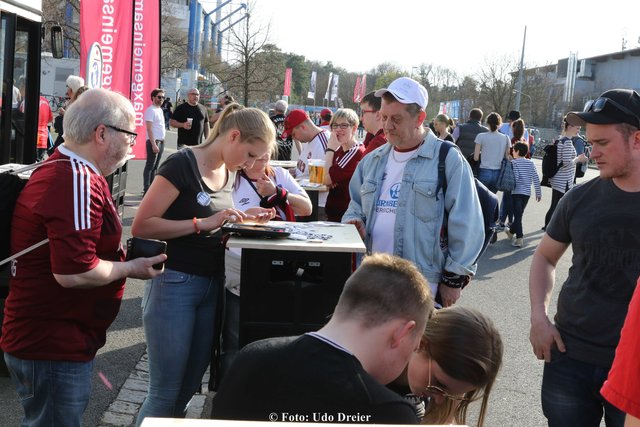 FCN-Fans beim Crowdfunding. | Foto: Udo Dreier
