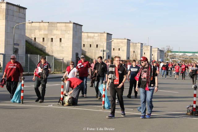 FCN-Fans auf dem Weg ins Stadion. | Foto: Udo Dreier