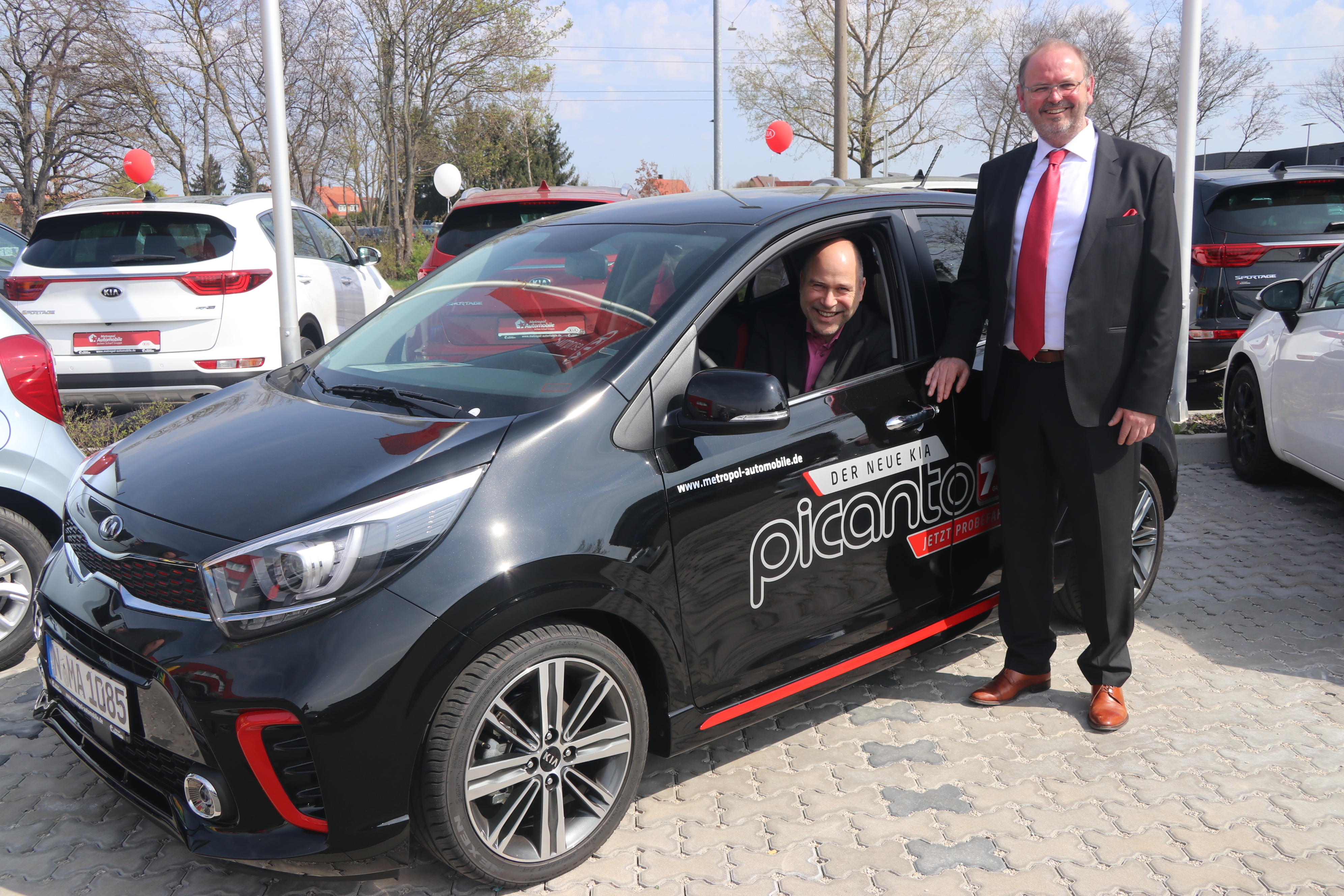 (v.r.n.l.) Inhaber Jochen Scharf und Kia Deutschland Vertriebschef Christoph Stadler mit dem neuen Kia Picanto