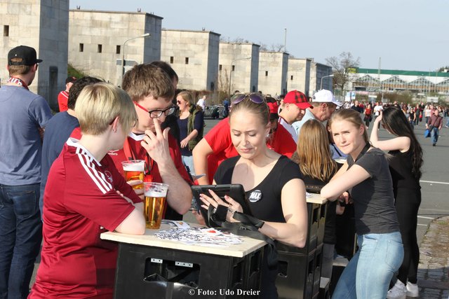 FCN-Fans beim Crowdfunding. | Foto: Udo Dreier