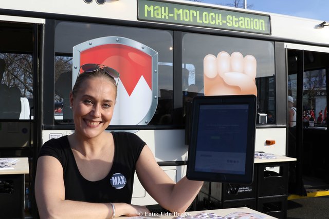 Bei Sofia konnten die Fans einzahlen, per Email wurde die Einzahlung bestätigt.

Foto: Udo Dreier - 31.03.2017 - Nürnberg -  Max Morlock Fussball Stadion -  
Anstoß für das Crowdfunding zur Umbenennung des Stadion Nürnberg in Max-Morlock-Stadion.
Rund um das Heimspiel des FC Nürnberg gegen den Karlsruher SC fand ab 17 Uhr ein Kick-off Event im und am Stadion Nürnberg statt.
Zum Crowdfunding-Start waren  verschiedene Aktionen rund um sowie im Stadion geplant: neben drei Funding-Stationen für Kurzentschloss | Foto: Udo Dreier