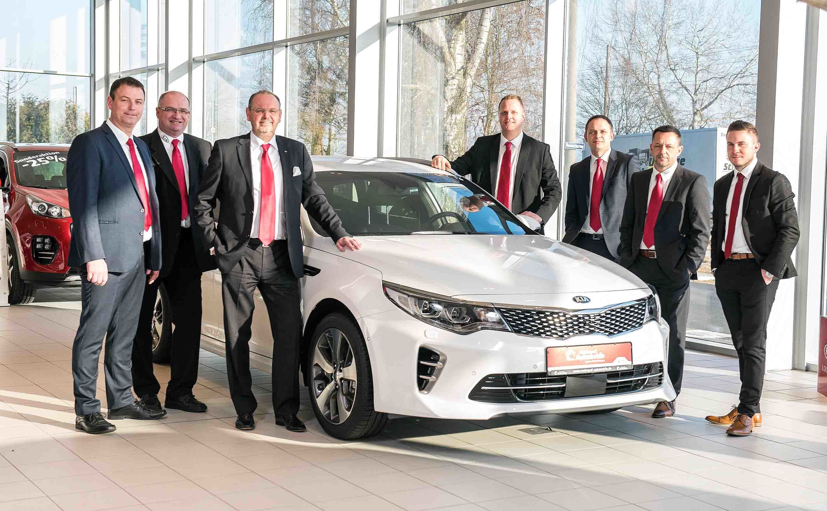 Jochen Scharf (3.v.li.) mit den Führungskräften seiner Automobil- und Gastrobetriebe.