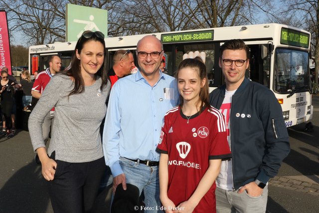 Die Consorsbank Mitarbeiter warben für das Crowfunding (v.l.) Marketing-Direktorin Konelija Klisanic, Chief Sales Manager Stefan Gröning (CSM) mit Tochter Katharina im FCN-Trikot und Manager Lorant Toma. | Foto: Udo Dreier