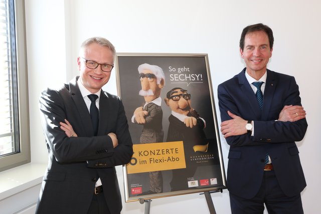 Lucius A. Hemmer (r.) und Dr. Michael Kläver mit dem Plakat, auf dem für das "Flexi-Abo" geworben wird.
