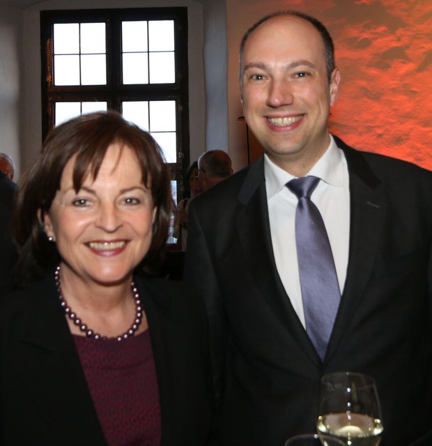 MdB Marlene Mortler mit Andreas Krieglstein, Bereichs-Chef Unternehmensentwicklung VR Bank. | Foto: © John R. Braun