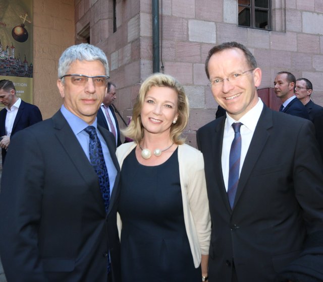 Dr. Armin Zitzmann (l.), Vorstandsvorsitzender NÜRNBERGER und Ehefrau Gabriele mit Jörg Ammon, BLSV. | Foto: © John R. Braun