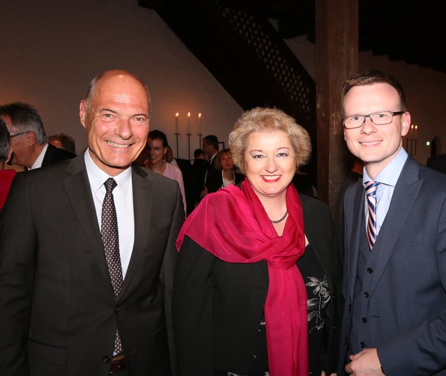 RA Dr. Günther Kreuzer (l.), Bezirksrat Peter Daniel Forster und MdL Petra Guttenberger. | Foto: © John R. Braun