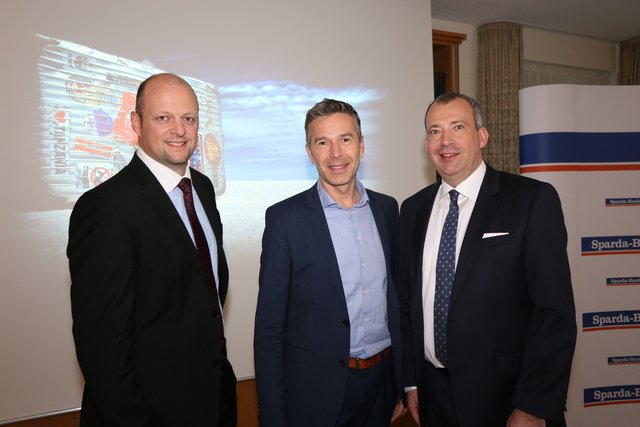 „Terra-X“-Starmoderator Dirk Steffens (Mitte) kam auf Einladung von Sparda-Bank Vorstandschef Stefan Schindler (rechts) und Sparda-Vorstand Markus Lehnemann (links) nach Nürnberg. | Foto: © John R. Braun