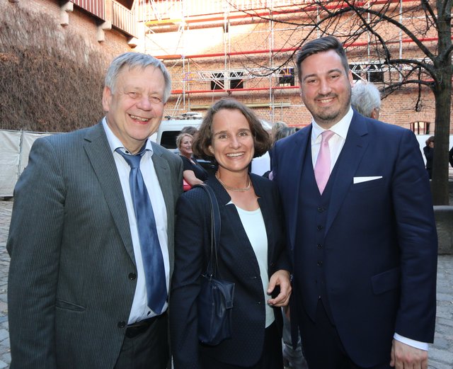 MdL Karl Freller (l.) und CSU Bezirksgeschäftsführer Sven Heublein mit Bettina Ammon, Lehrerin | Foto: © John R. Braun
