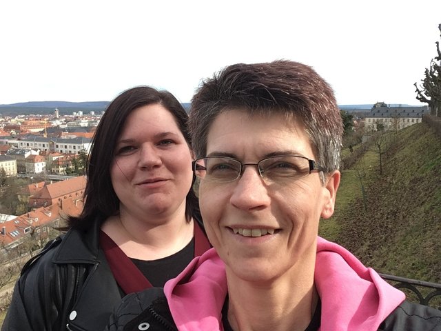 Ich lese MarktSpiegel, weil wer mitreden will, muss MarktSpiegel lesen, die Zeitung beschäftigt uns mit allem Themen aus der Region, zudem ist es für uns DAS Medium in unserer Region, es versorgt uns mit allen Bereichen, damit unsere Woche geplant ist - sei es der Einkaufszettel oder auch die Veranstaltungen.
Tanja Para und Lisa, Höchstadt | Foto: oh/privat