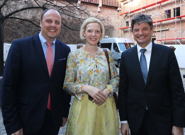 Bürgermeister Christian Vogel (l.) und FAU-Präsident Prof. Dr. Joachim Hornegger mit Dr. Kathrin Degmair, BR Studio Franken. | Foto: © John R. Braun