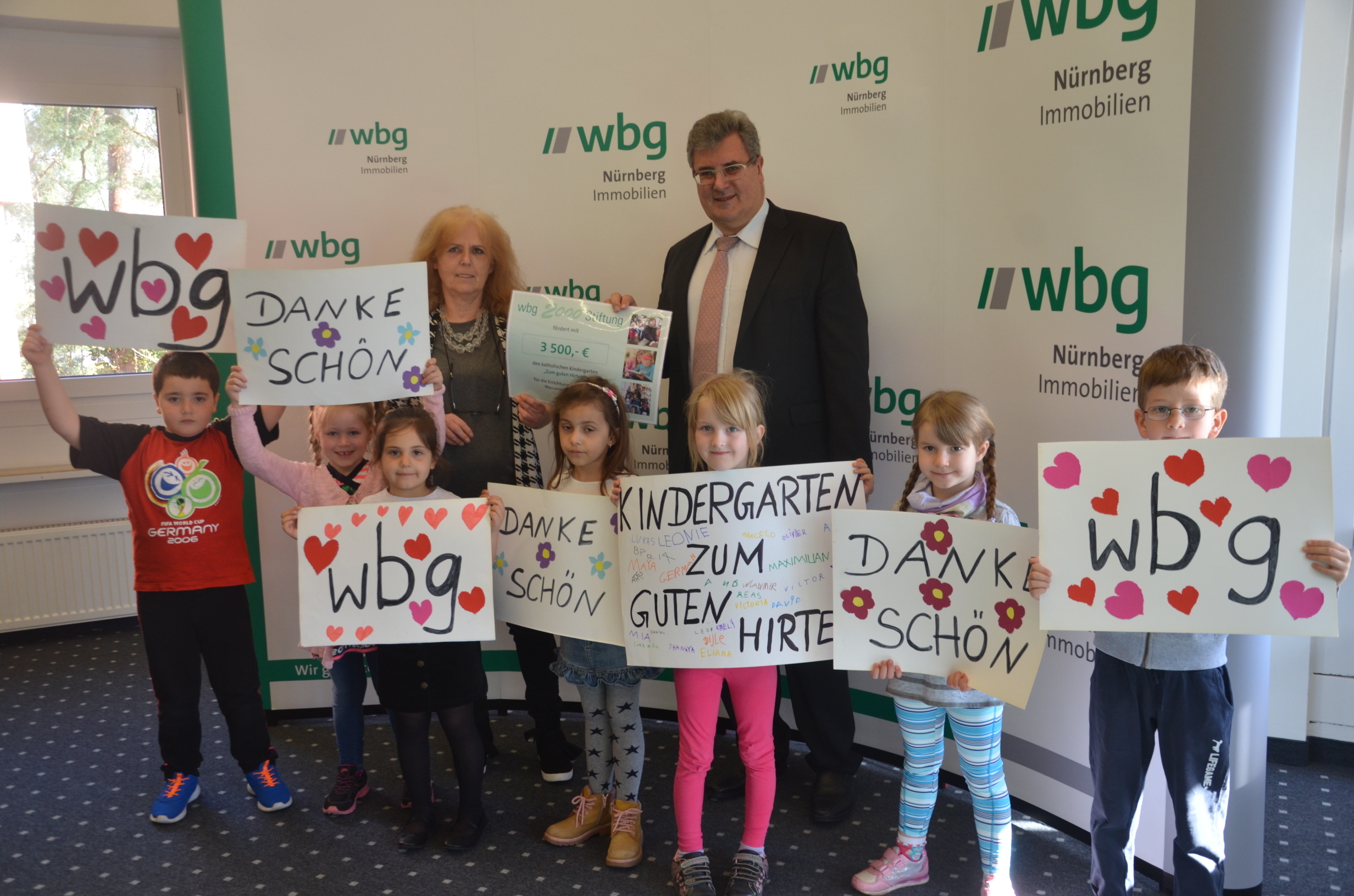wbg Geschäftsführer Frank Thyroff und Andrea Klausnitzer-Pröll, Kindergarten „Zum Guten Hirten“ bei der Spendenübergabe.