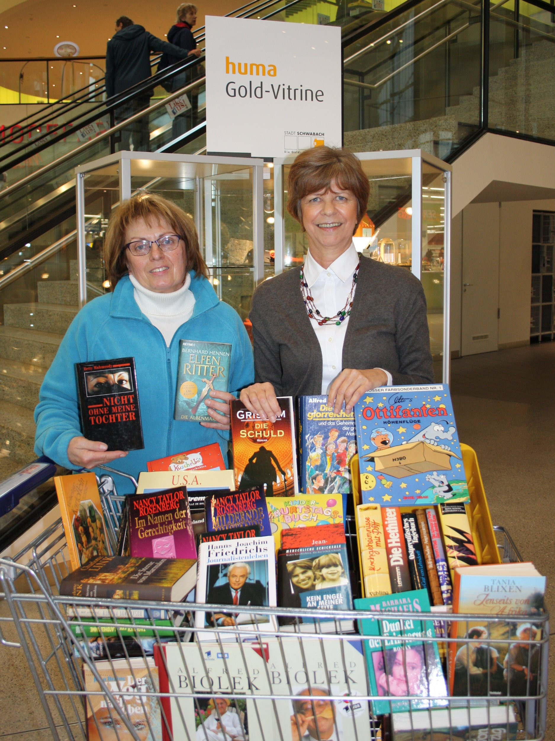 Iris Stiller (Centermanagerin in der HUMA Schwabach) unterstützt die Aktion von Renate Seitz (l.).