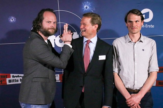 Die zwei Kommissare Andreas Leopold Schadt (l.) und Fabian Hinrichs mit dem Intendanten des Bayerischen Rundfunks Ulrich Wilhelm (Mitte). | Foto: Nicole Fuchsbauer