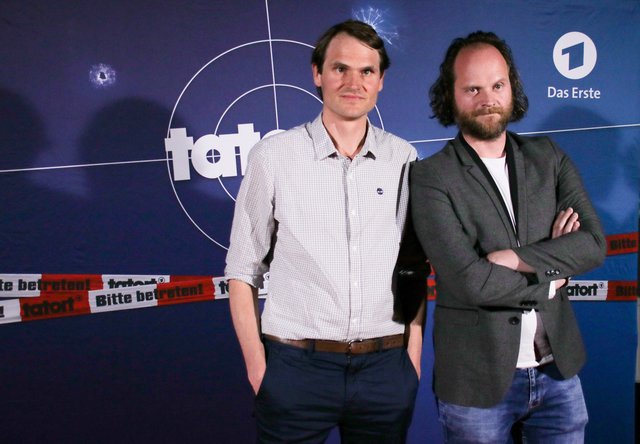 Die Kommissare ,,Felix Voss" (l.) und ,,Sebastian Fleischer" vor der Premiere. Spoiler: Fabian Hinrichs als Kommissar Voss spielt eine ganz wichtige Rolle im neuen Franken-Tatort. | Foto: Nicole Fuchsbauer