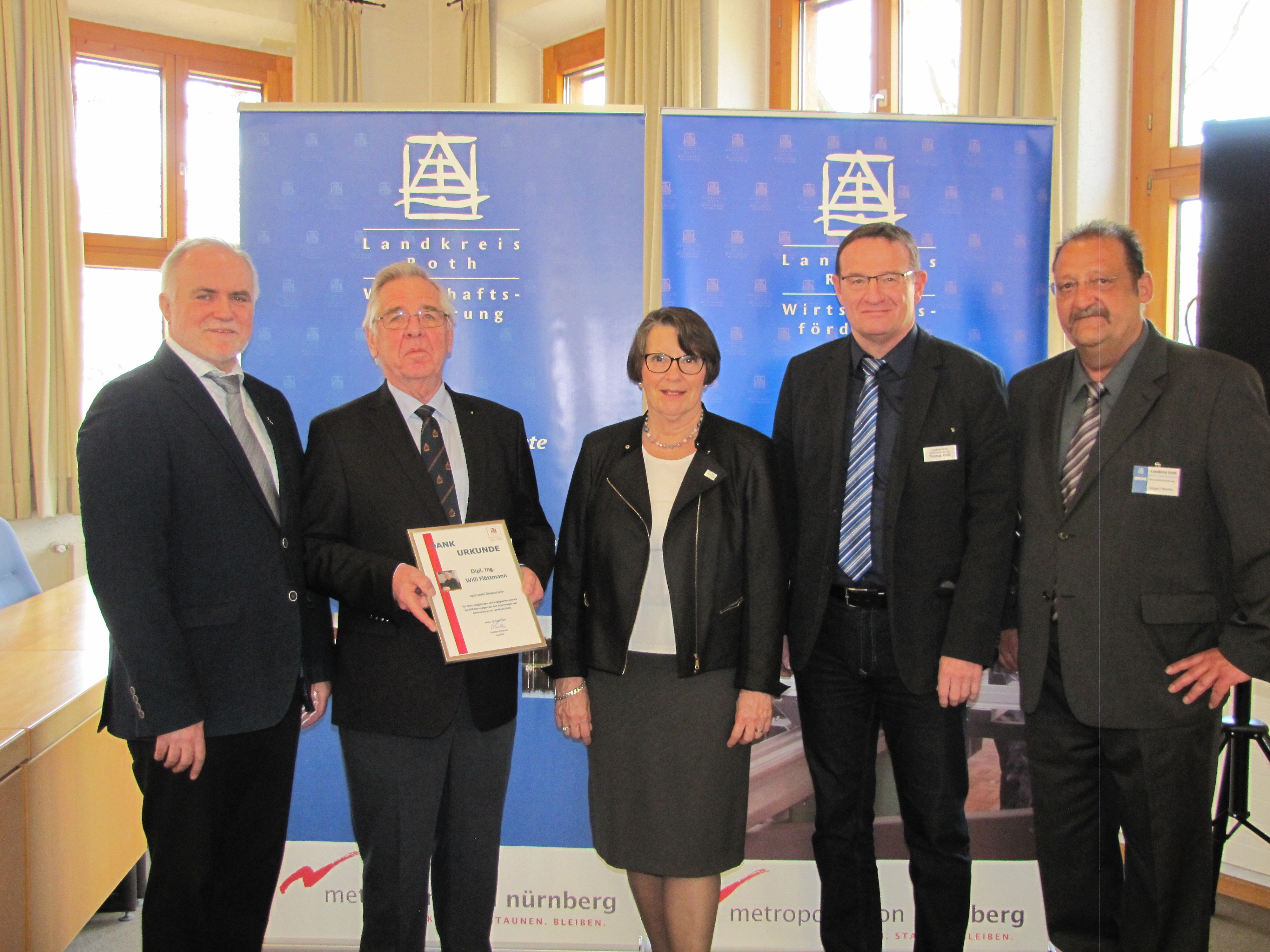 Bei der Ehrung (v.l.)Landrat Herbert Eckstein, Dipl. Ing. Willi Flöttmann, Regionalleiterin Barbara Wittenbreder, Thomas Pichl und Jürgen Tibursky von der Wirtschaftsförderung des Landratsamtes Roth.