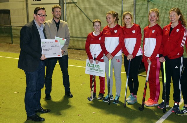 Auf dem Platz ehrte die Förderinitiative Team Nürnberg bereits zum zweiten Mal in diesem Jahr außergewöhnliche Leistungen im Sport: Die Hockey-Damen des Nürnberger HTC e.V. sind damit ,,Team des Monats". | Foto: Stadt Nürnberg/Sportservice/Roland Fengler