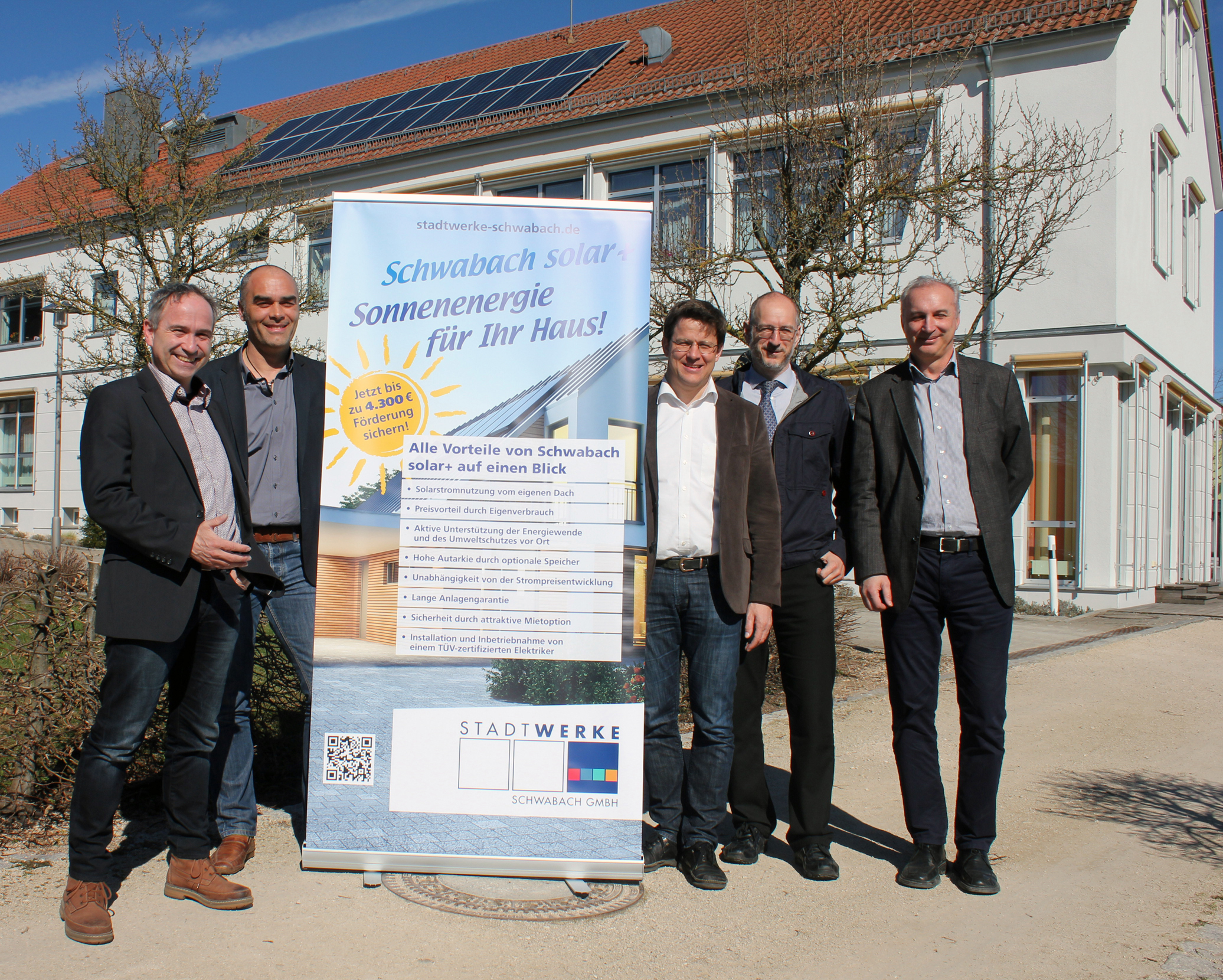 Bei der Präsentation der neuen Fotovoltaik-Anlage (v.l.) Dr. Clemens Bloß und Martin Schwab (beide Stadtwerke), Bürgermeister Helmut Bauz, Stadtwerke-Geschäftsführer Winfried Klinger und Eduard Ruhl (Technische Bauver- waltung Büchenbach).