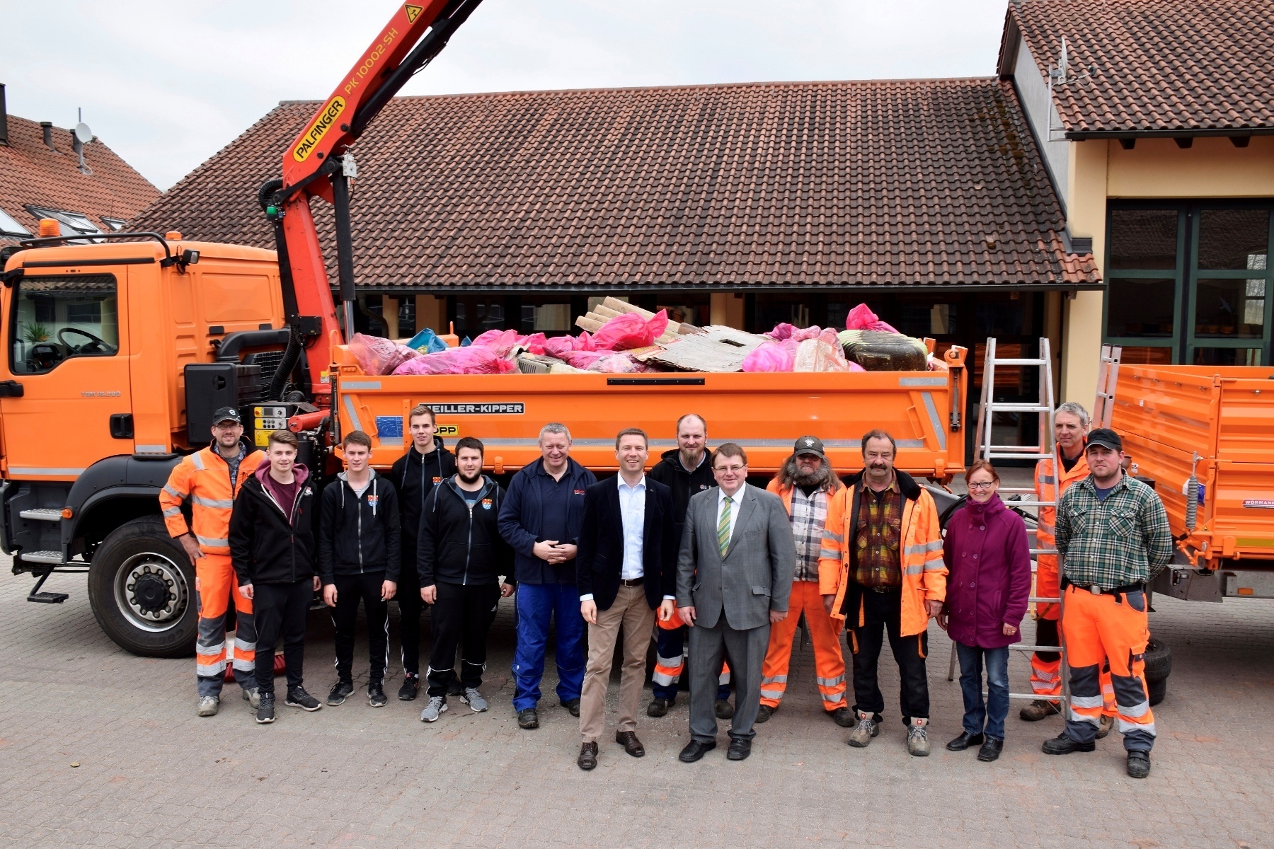 In Wilhermsdorf bedankte sich Landrat Matthias Dießl (vorne li.) gemeinsam mit Bürgermeister Uwe Emmert bei den freiwilligen Helferinnen und Helfern für ihren Einsatz.