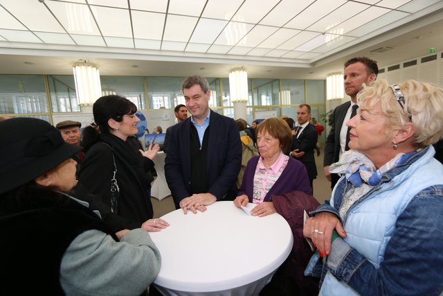 Finanz- und Heimatminister Dr. Markus Söder war beim Tag der offenen Tür ein gefragter Mann, der den Bürgerinnen und Bürgern Rede und Antwort stand. | Foto: © John R. Braun