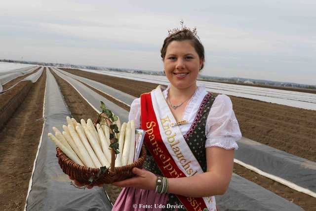Spargelpinzessin Veronika Höfler vor einem Spargelfeld im Nürnberger Knoblauchsland. | Foto: Udo Dreier