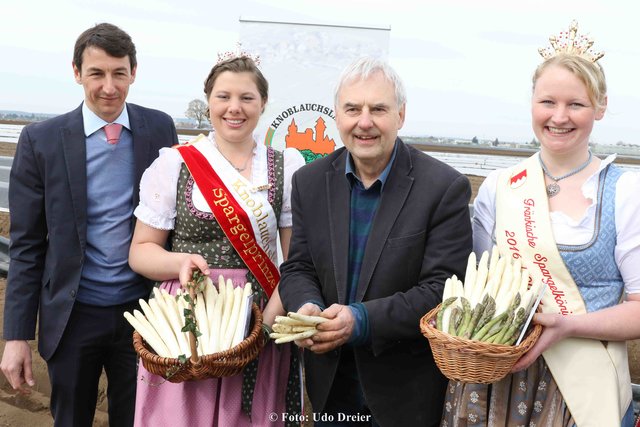 Start der Spargelsaison (v.l.): BBV-Kreisobmann Peter Höfler, Spargelpinzessin Veronika Höfler, Dr. Peter Pluschke und Spargelkönigin Anna Hennicke. | Foto: Udo Dreier