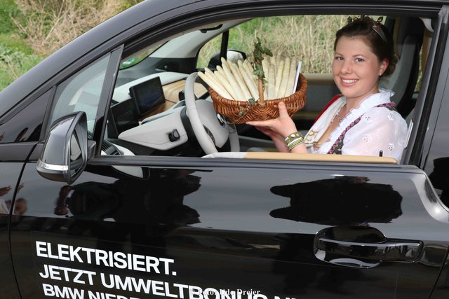 Spargelpinzessin Veronika Höfler mit ihrem Elektro-BMW. | Foto: Udo Dreier