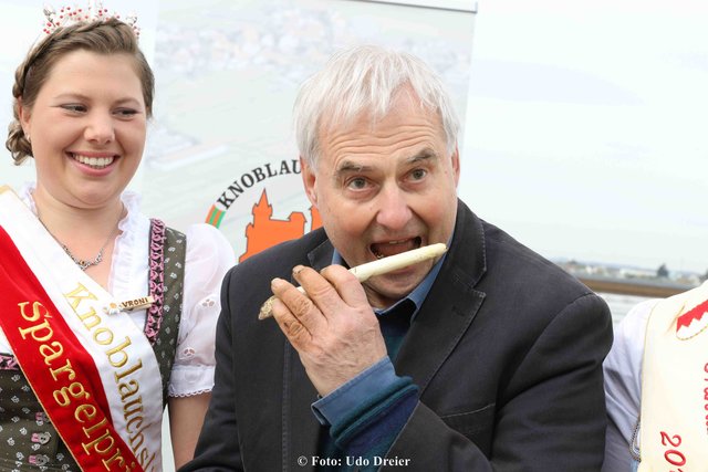 Spargelpinzessin Veronika Höfler und Dr. Peter Pluschke beim ersten Spargelstechen 2017. | Foto: Udo Dreier