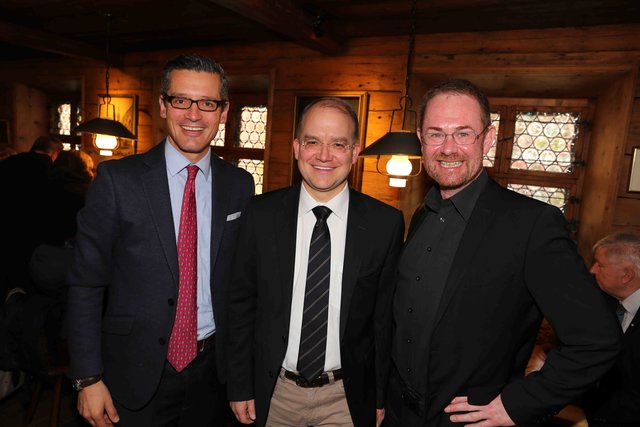 Nürnbergs Wirtschaftsreferent Dr. Michael Fraas (l.), Sebastian Brehm (M.) und Bratwursthäusel-Chef Kai Behringer.