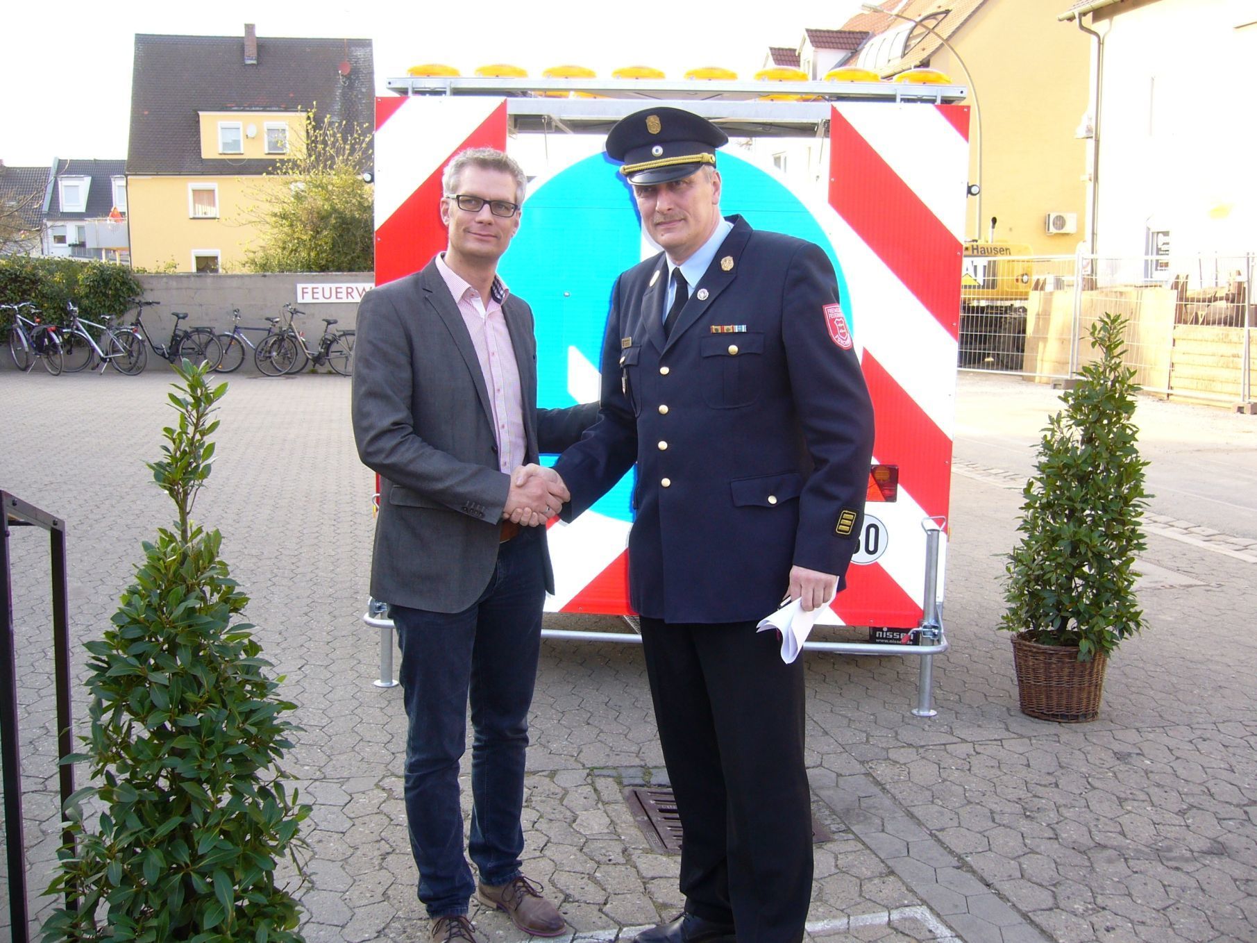 Forchheims Oberbürgermeister Uwe Kirschstein und Kommandant Jürgen Mittermeier vor dem neuen Verkehrssicherungsanhänger. Foto: FFW Forchheim