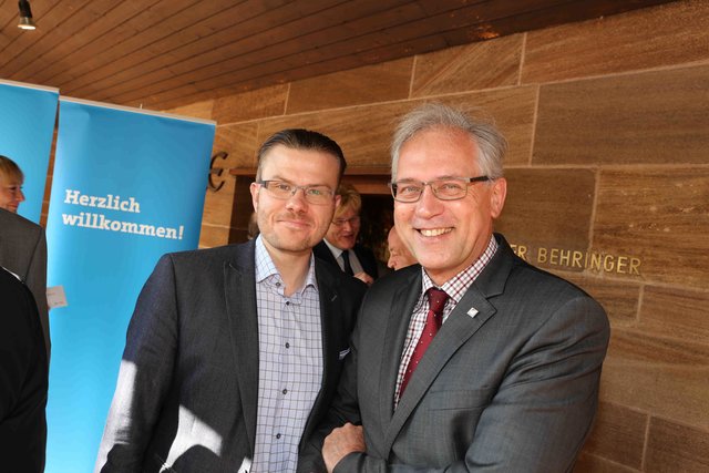 Bezirkszagspräsident Richard Bartsch (r.) mit Stadtrat Marcus König, Geschäftsführer des Tierschutzvereins Nürnberg-Fürth.