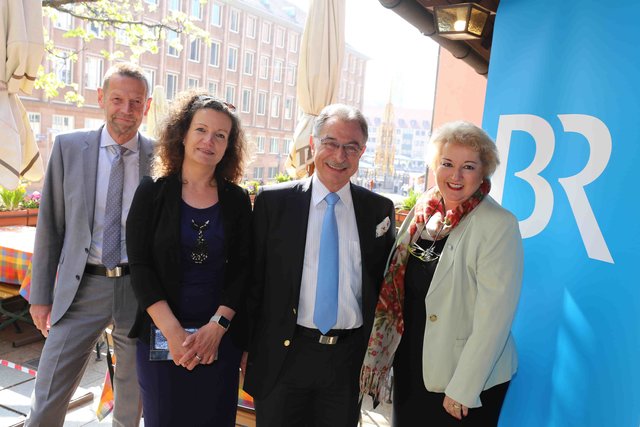 BDI-Praesident Prof. Dieter Kempf mit Lebensgefährtin Anke Buddenberg, MdL Petra Guttenberger (r.) und Martin Wagner (l.).