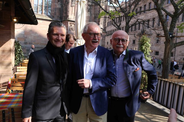 BMW Niederlassungsleiter Ralf Schepull (l.), Staatsminister a.D. Günther Gloser (M.) und Unternehmer Gerd Schmelzer.