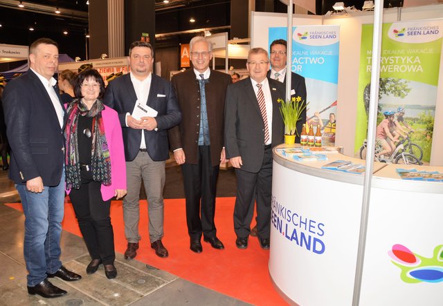 Landrat Gerhard Wägemann, Vorsitzender des Tourismusverbandes Fränkisches Seenland (vorne rechts), begrüßt am Stand (v.l.) Jan Kleinschmidt, Vorsitzender des Regionalparlaments, Christa Naaß, Stellvertreterin des Bezirkstagspräsidenten, Paweł Orłowski, Mitglied im Vorstand der Woiwodeschaft Pommern und Bezirkstagspräsident Richard Bartsch. | Foto: Bezirk Mittelfranken