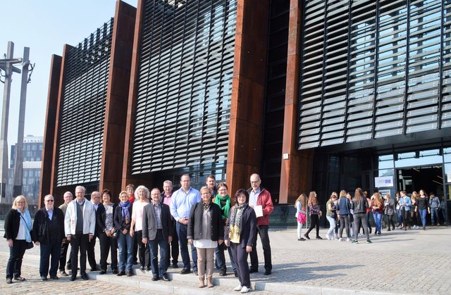 Die mittelfränkische Delegation vor dem Europäischen Zentrum der Solidarität in Danzig. | Foto: Bezirk Mittelfranken