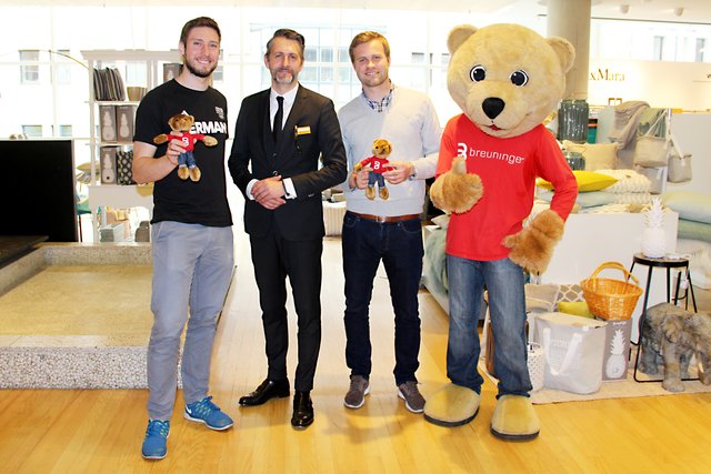 Breuninger-Geschäftsführer Matthias Linn (2.v.l.) freute sich, den Spitzenfechter Max Hartung (l.) und den Nürnberger Hockey-Olympiasieger Max Müller (3.v.l.) bei sich im Haus begrüßen zu dürfen. | Foto: tom