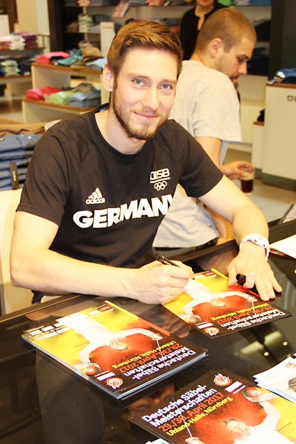 Mannschafts-Weltmeister Max Hartung rührte mit einem Show-Gefecht und einer Autogrammstunde die Werbetrommel für die Deutschen Meisterschaften der Säbelfechter in Nürnberg. | Foto: tom