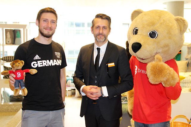 Breuninger-Geschäftsführer Matthias Linn freute sich, den Spitzenfechter Max Hartung (l.) bei sich im Haus begrüßen zu dürfen. | Foto: tom