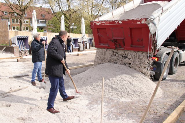 Die LKWs sind da und laden den feinen Sand ab. | Foto: Nicole Fuchsbauer