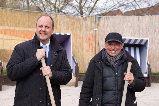 Freuen sich auf tolles Wetter beim Stadtstrand: Bürgermeister Christian Vogel (l.) und Lorenz Kalb. | Foto: Nicole Fuchsbauer
