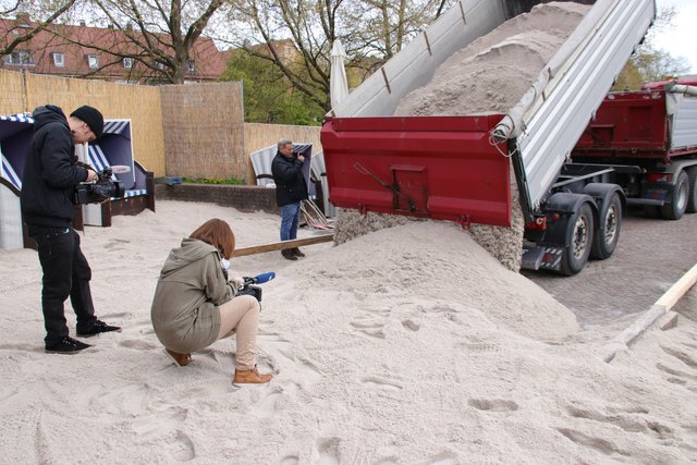 Nicht kleckern, klotzen. 600 Tonnen Kaolinsand aus der Oberpfalz werden für das Nürnberger Strandvergnügen angeliefert. | Foto: Nicole Fuchsbauer