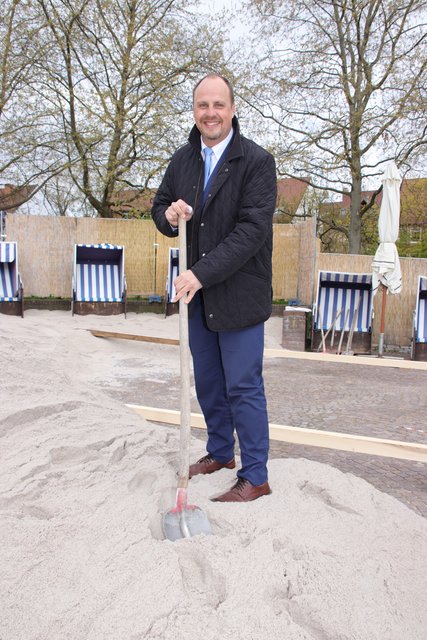 Bürgermeister Christian Vogel war bei der großen Sandlieferung dabei. Er will damit deutlich machen, wie wichtig ihm der Stadtstrand in Nürnberg ist. | Foto: Nicole Fuchsbauer