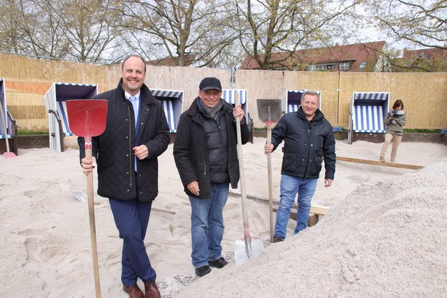 Heute ist der feine Kaolinsand per LKW angekommen. Beim Schippen halfen Bürgermeister Christian Vogel und vom Stadtstrand-Team Lorenz Kalb und Kurt Grauberger (v.l.). | Foto: Nicole Fuchsbauer