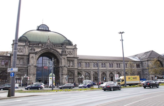 In der ersten Umbauphase werden die meisten Arbeiten am westlichen Bahnhofsplatz durchgeführt. Im südlichen Bereich vor dem Bahnhof werden Leerrohre für Versorgungsleitungen gelegt.